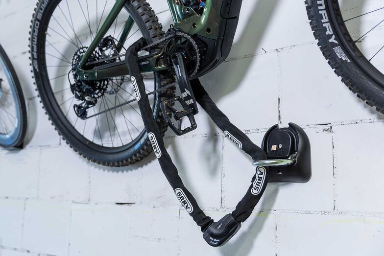 Sicherheitsspezialist Abus bietet mit der «Alarmbox» einen fest am Velo montierten Signaltongeber an. Einmal scharf geschaltet setzt das Signal ein, sobald das Rad bewegt wird, und wird extrem laut. Komfortabel aber nicht notwendig ist das zusätzlich erhältliche gleich schliessende Fahrradschloss. www.abus.de | pd-f