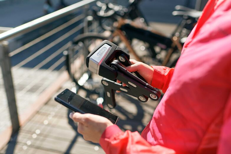 Neuer Trend bei Fahrradschlössern: Sogenannte «smarte» Modelle lassen sich per App öffnen und schliessen. Über einen Alarmsignalgeber verfügen sie häufig auch. Hier ein neues Modell von Hersteller Abus. Foto: Pressedienst Fahrrad / Paul Masukowitz