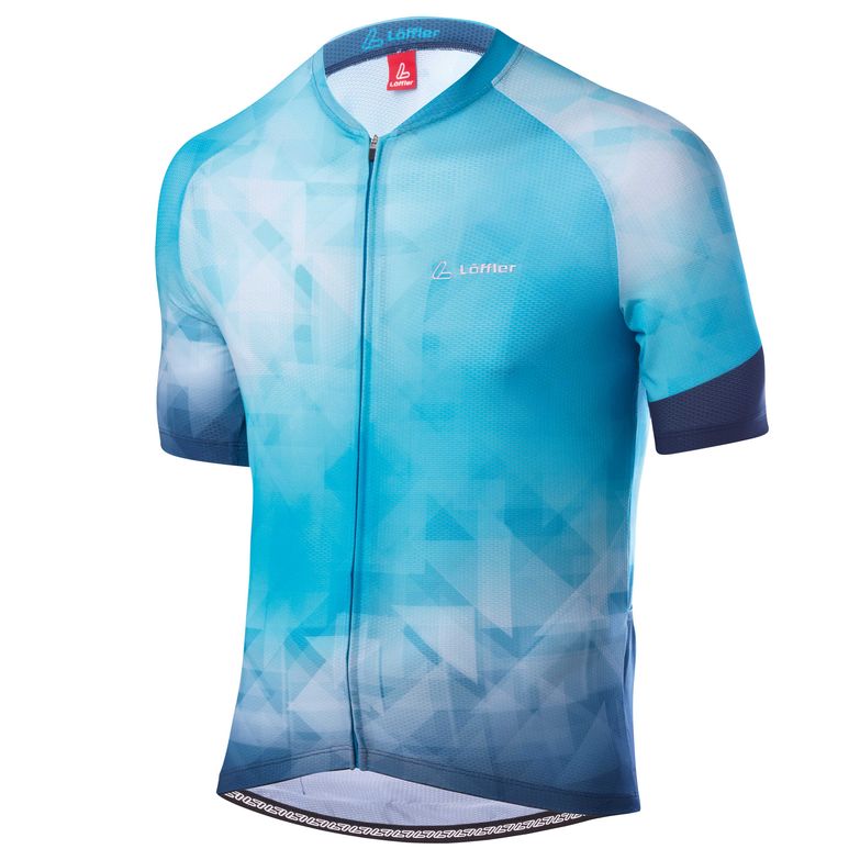 HAUCH VON STOFF Das kaum spürbare Bike-Jersey «M Bike Jersey FZ Aero» eignet sich ideal für heisse Sommertage. Das leichte Race-Vent-Material mit atmungsaktiver Strickstruktur ist kühlend und trocknet in Windeseile. Die Passform mit verlängerten Ärmeln sitzt dank einem Silikonbundabschluss angenehm am Körper. Das Trikot mit 3er-Rückentasche und verdecktem Fullzip ist in modischen Farben und den Grössen 46 bis 56 verfügbar. Ab CHF 120.– loeffler-shop.ch