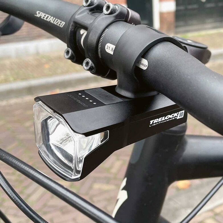 Helle Lichtquelle Wenn das Vorder- und Rücklicht am E-Bike nicht genügen, etwa bei dichtem Nebel oder tiefster Finsternis auf der Heimfahrt, kommen die LS 440 Lighthammer oder die LS 480 LS Lighthammer von Trelock zum Einsatz. Erstere verfügt über eine Sichtweite von 60, letztere von 100 Metern. Der flexibel montierbare Fahrradscheinwerfer ist ein ständiger Begleiter in der Tasche und kann im Fall der Fälle mit dem Gummi-Strap entweder oben am Lenker oder mittels Garmin- oder GoPro-Halter unten am Lenker montiert werden. Mit 40, beziehungsweise 80 Lux leuchtet er dank Spiegeltechnologie grossflächig auf die Strasse. Geladen wird der Akku über den USB-C-Anschluss. Ab Fr. 84.90 tds-tad.ch