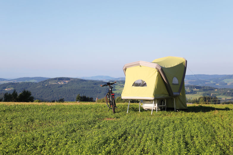 Das Airtent über der Liegeplattform hat eine angenehme Raumhöhe von rund 130 Zentimeternund ist mit einem Sichtfenster an der Rückwand und zwei Fensteröffnungen mit Moskitonetzen an den Seiten ausgestattet.