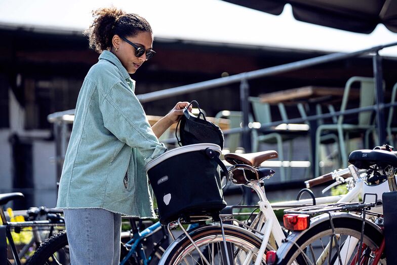 Leicht, stabil, wasserfest und mit einem Deckel versehen – dieses moderne Fahrradkorbkonzept kommt von Taschenspezialist Ortlieb. Foto: www.ortlieb.com / pd-f